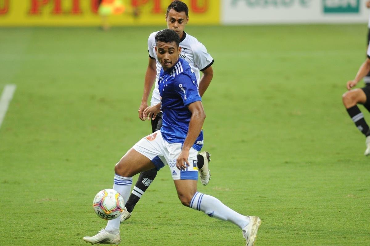 Jogo entre Cruzeiro e Figueirense, no Mineiro, em Belo Horizonte, pela 22 rodada da Srie B do Campeonato Brasileiro