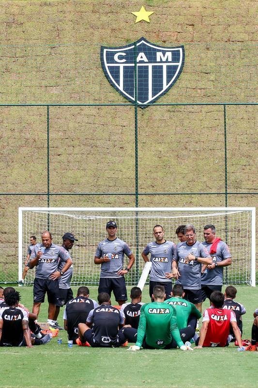 Imagens do treino coletivo comandado por Oswaldo de Oliveira