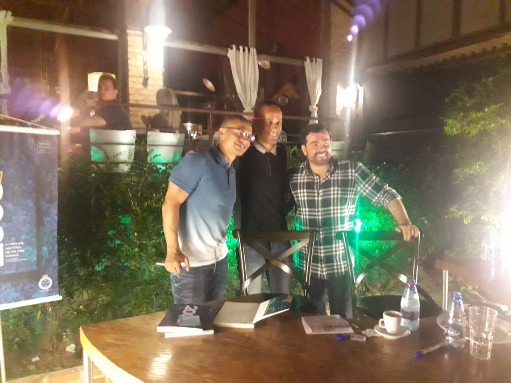 'Quem viveu 2003, ter boas recordaes. Quem no viveu e apenas ouviu as histrias, ter mais uma situao para ler e entender um pouquinho o que houve'. Com essas palavras, Alex convocou os torcedores do Cruzeiro a prestigiarem a obra '2003, a Trplice Histria de um Time Mgico', que conta a histria do elenco que encantou o pas e deu show em trs competies: Campeonato Mineiro, Copa do Brasil e Campeonato Brasileiro. Comercializado por R$ 39,90, o livro de 138 pginas, escrito pelo ex-camisa 10 em parceria com o jornalista Anderson Olivieri, foi lanado na noite desta segunda-feira, na Pizzaria Villa Floriano, Bairro de Santa Efignia, na Regio Leste de Belo Horizonte. Entre vrias personalidades que prestigiaram o evento esto o zagueiro Leo, os ex-jogadores Ricardinho, Augusto Recife, Sandro, Leandro e Ruy e o preparador fsico Antnio Mello.