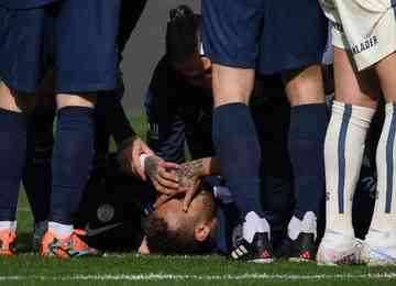 Neymar sofreu lesão ligamentar no tornozelo direito no dia 19 de fevereiro, durante a vitória do PSG por 4 a 3 contra o Lille, pelo Campeonato Francês