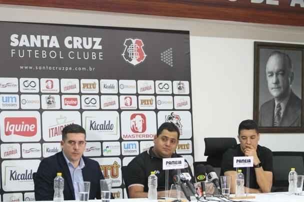 Leston Júnior foi oficialmente apresentado pelo Santa Cruz na manhã desta segunda-feira, dia 26 de novembro, no Arruda
