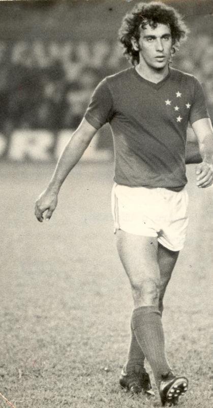 Os chutes fortes e precisos do lateral-direito Nelinho levaram o Cruzeiro a muitas conquistas, como a da Copa Libertadores de 1976. Ele marcou nada menos que 105 gols pelo clube (42 de falta), sendo o 13 maior artilheiro da histria. O ex-jogador ficou na Toca da Raposa de 1973 a 1982, quando se transferiu para o Atltico aps se mostrar insatisfeito com a chegada do tcnico Yustrich  equipe celeste.