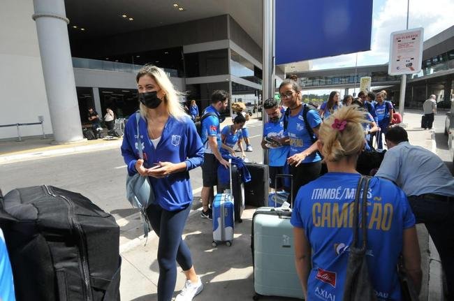 Minas desembarca no aeroporto de Confins, em BH, neste s�bado (30), ap�s o tri da Superliga Feminina