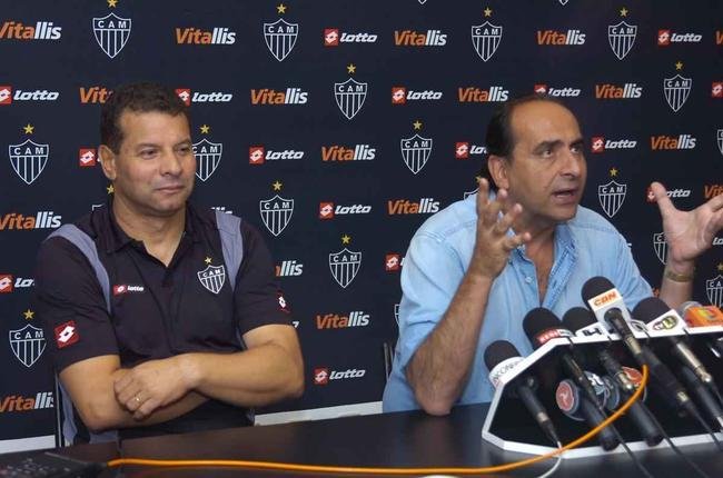 Celso Roth assumiu o comando da equipe