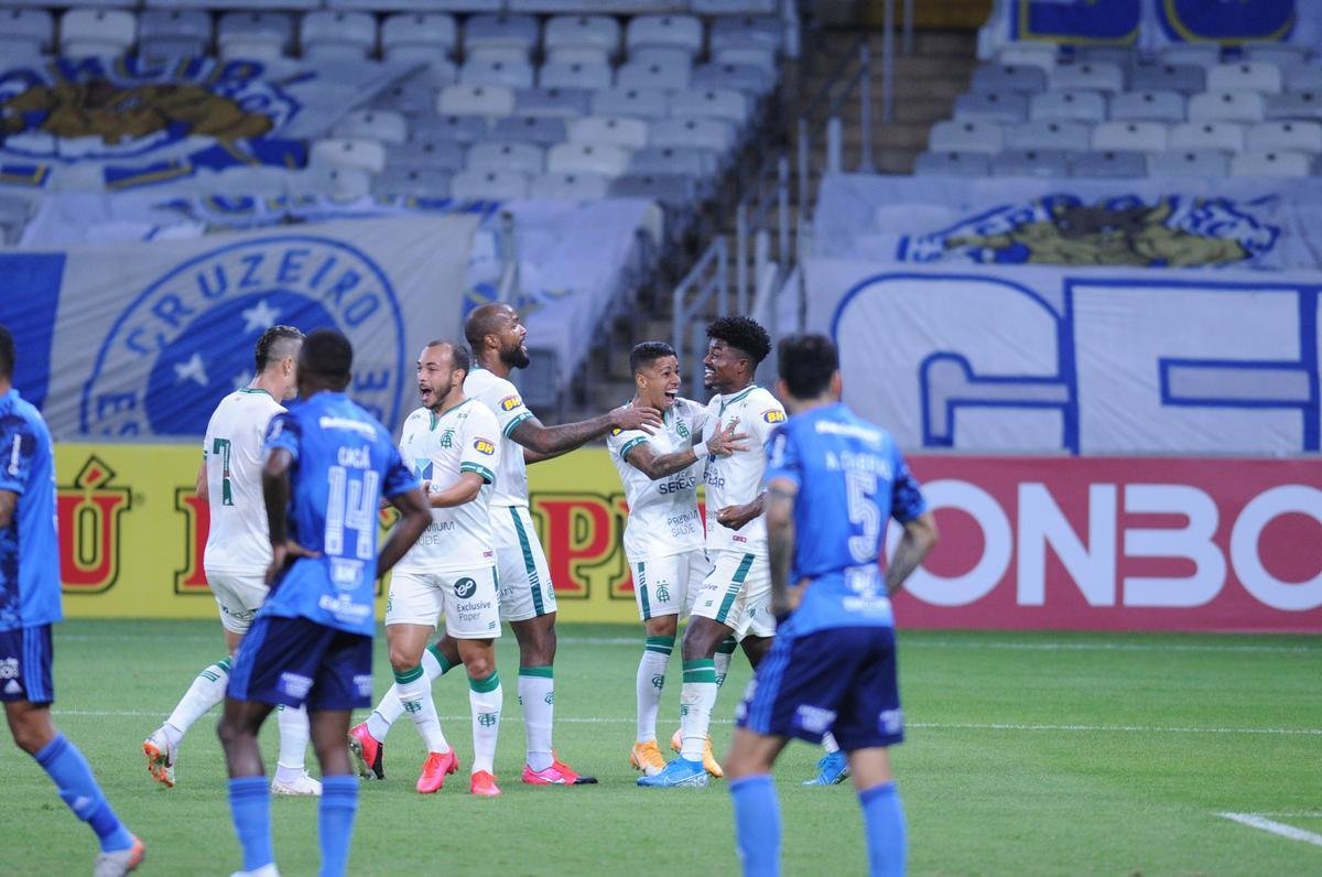 Fotos do duelo entre Cruzeiro e Amrica, pela Srie B, no Mineiro