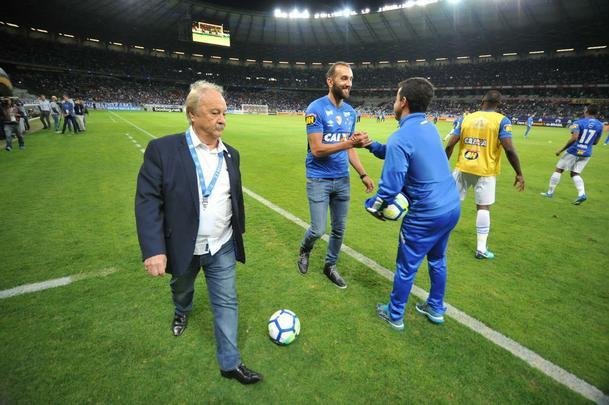 Atacante Barcos, novo reforo do Cruzeiro, foi ao Mineiro, assistiu  partida contra o Atltico-PR pela Copa do Brasil e foi apresentado  torcida pelo presidente Wagner Pires de S
