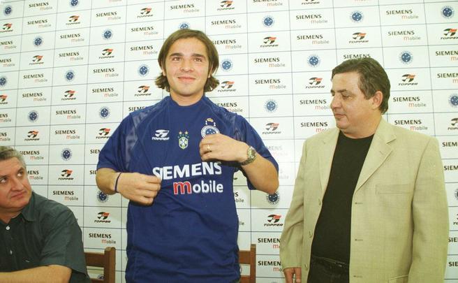 O diretor de Futebol, Eduardo Maluf (e) e o vice-presidente, Zeze Perrella (d), apresentam o novo jogador de futebol do Cruzeiro, o chileno Hector Tapia (c), na Toca da Raposa II, em Belo Horizonte. Tapia, de 26 anos, que estava no Lille, time da I Divisao da Franca, foi contratado por empréstimo