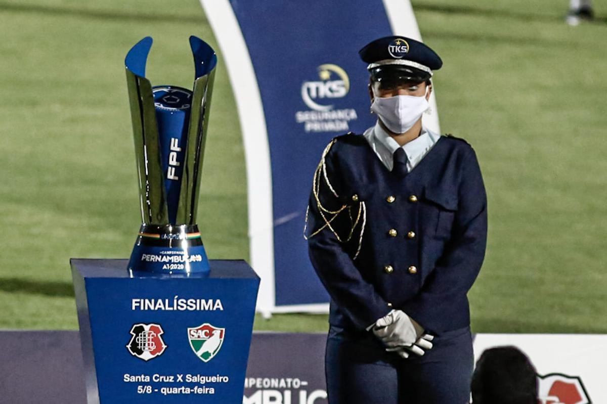 Sem torcida, devido ao protocolo de segurança contra a pandemia de Covid-19, o estádio do Arruda recebeu Santa Cruz e Salgueiro na decisão do 106º Campeonato Pernambucano, em 2020.