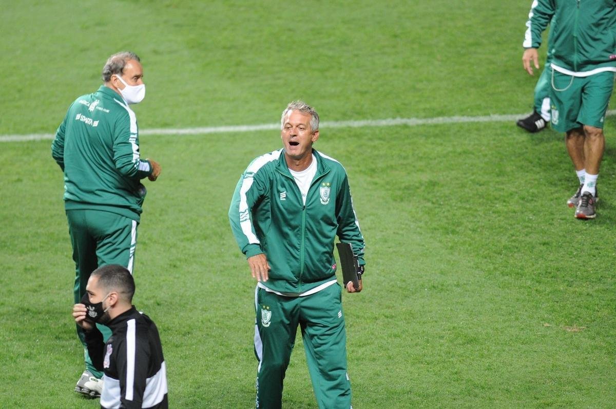 Gol de pnalti de Rodolfo deu ao Amrica o empate por 1 a 1 com o Corinthians e selou a classificao histrica s quartas de final da Copa do Brasil. Veja a festa do tcnico Lisca e dos jogadores no gramado do Independncia