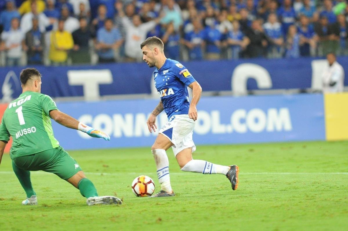 Arrascaeta perdeu incrvel no primeiro tempo: sozinho, ele perdeu a bola para o goleiro Musso