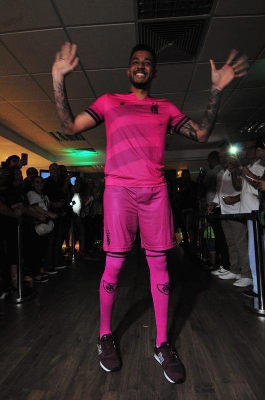 Coleção de uniformes do América da temporada 2019. Clube adotou marca própria, a Sparta. Por isso, desfile na loja do clube, no shopping Boulevard, em BH, foi ao estilo espartano