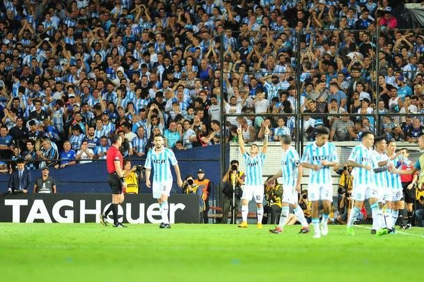 Lautaro Martnez, nome do jogo, marcou o segundo gol do Racing ainda no primeiro tempo