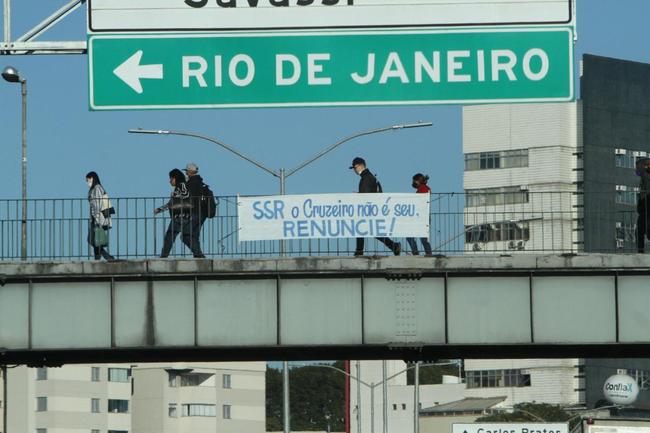 Faixas pedem a saída do presidente do Cruzeiro