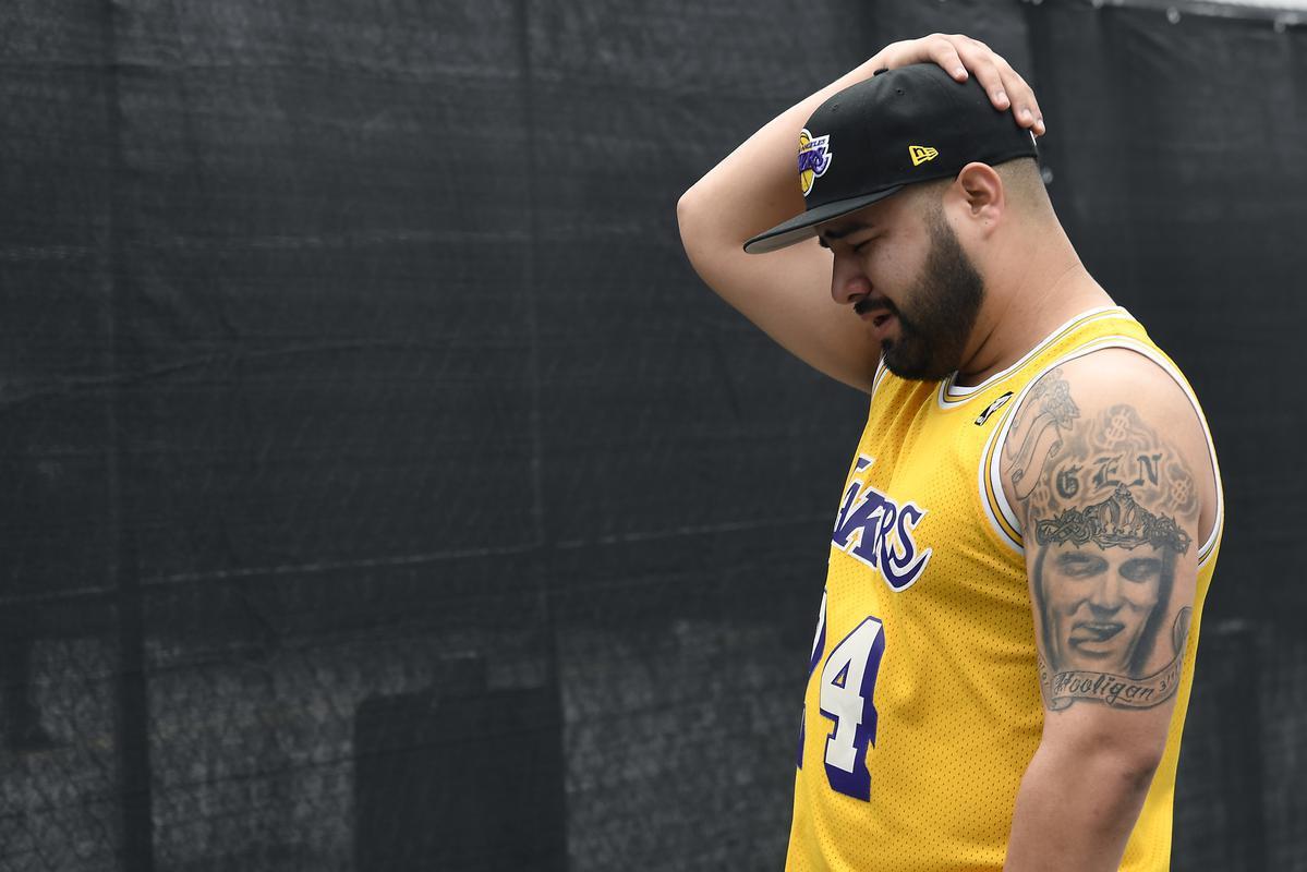 Torcedores do Lakers e amantes do basquete homenageiam Kobe Bryant