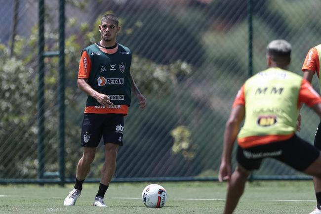 Com seriedade, mas tambm descontrao, o Atltico treinou sob sol forte na manh desta sexta-feira (21), na Cidade do Galo, em Vespasiano. Este foi o quinto dia de pr-temporada para o clube mineiro em 2022, sob o comando do tcnico argentino Antonio 'El Turco' Mohamed. Novas baixas, o volante Allan e o atacante Keno testaram positivo para COVID-19 e no participaram das atividades (ambos cumprem perodo de sete dias de isolamento social).