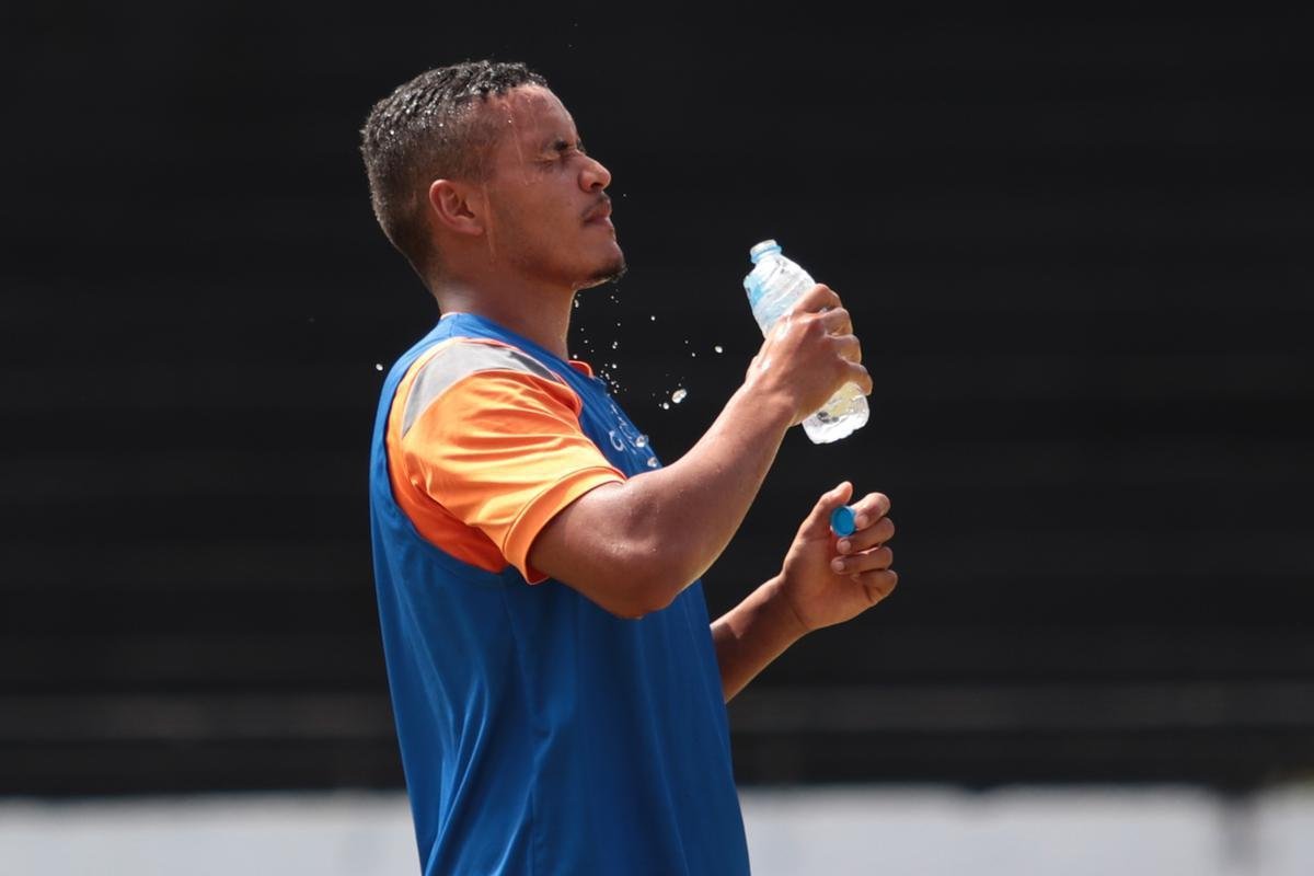 Jogadores do Santa Cruz treinaram no estádio do Arruda, já apresentando trabalhos com bola no gramado, sob a supervisão do técnico Itamar Schülle. Todos os atletas e os membros da comissão técnica seguem submetidos às medidas de afastamento social.