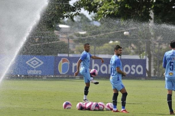 Mano Menezes montou Cruzeiro que deve encarar o Villa Nova no sbado e promoveu trs mudanas em relao ao ltimo jogo: Murilo entrou na vaga de Leo, Egdio no lugar de Marcelo Hermes e Robinho deu lugar a Ariel Cabral