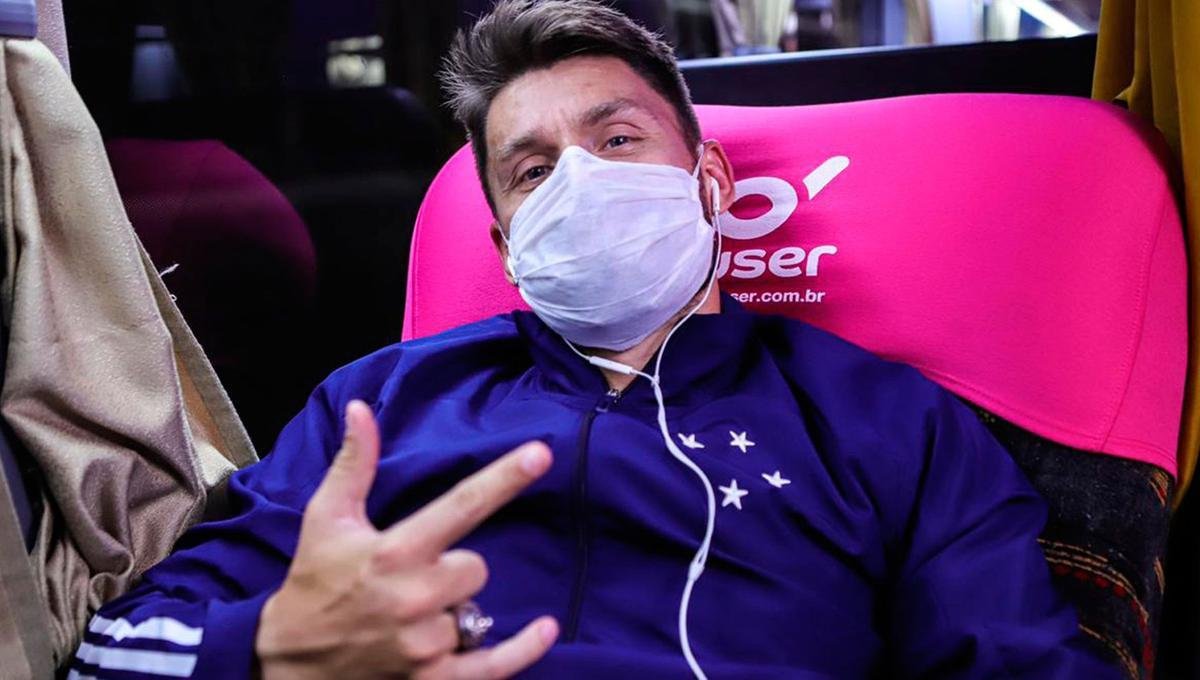 Novo reforo do Cruzeiro, Rafael Sobis viajou de So Paulo a Belo Horizonte de nibus. Ao de marketing foi promovida pelo clube e por um aplicativo de viagens
