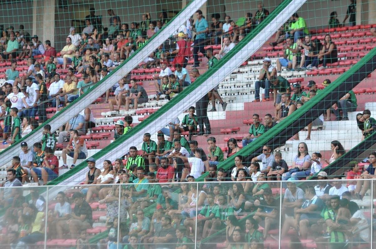 Imagens das torcidas de Amrica e Cruzeiro no clssico deste domingo, no Independncia, pela partida de ida da semifinal do Campeonato Mineiro