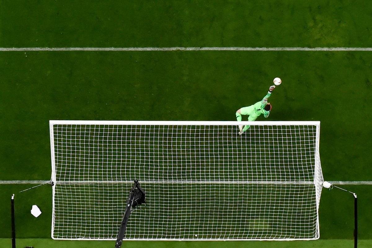 Com direito a um show de Hazard no segundo tempo, quando o craque belga marcou dois gols e ainda deu assistncia para Pedro balanar as redes, o Chelsea goleou o Arsenal por 4 a 1, nesta quarta-feira, no estdio Olmpico de Baku, no Azerbaijo, e conquistou o seu segundo ttulo da Liga Europa