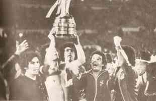 Cruzeiro ergue a taça de campeão da Libertadores 1976