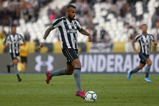 Fotos da vitória do Botafogo sobre o Atlético, por 2 a 1, no Engenhão, pela 18ª rodada do Brasileiro