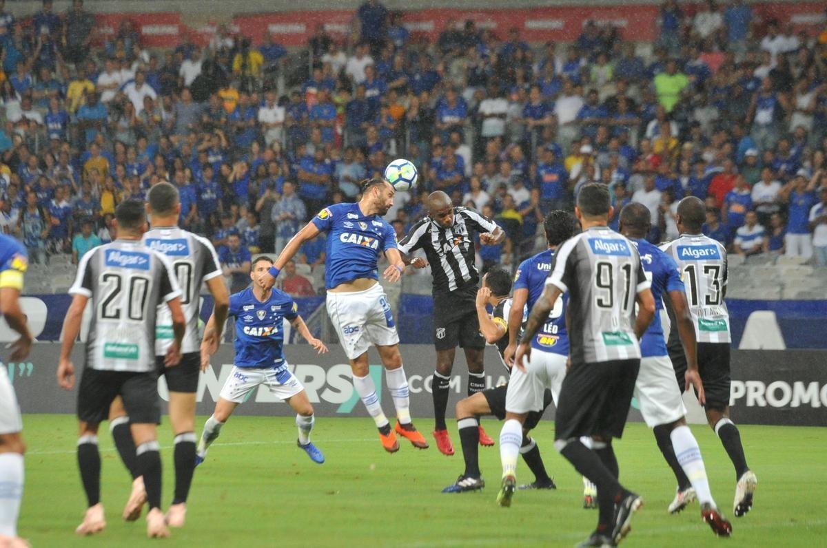 Fotos de Cruzeiro x Cear, no Mineiro, em jogo atrasado da 27 rodada do Brasileiro