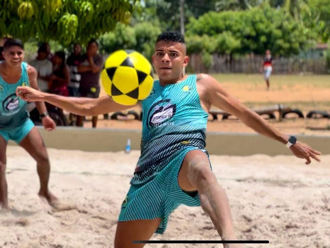 Bruno Rodrigues aproveitou as férias para jogar futevôlei