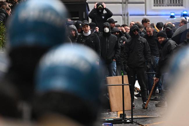 Torcedores do Eintracht Frankfurt causaram graves incidentes no centro da cidade de Nápoles