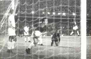 30/11/1966 - Tosto comemora gol do Cruzeiro sobre o Santos, de Pel, na vitria por 6 a 2, no Mineiro, na final da Taa Brasil de 1966. No jogo de volta, time celeste voltou a vencer por 3 a 2, no Pacaembu, em So Paulo, e se sagrou campeo nacional.