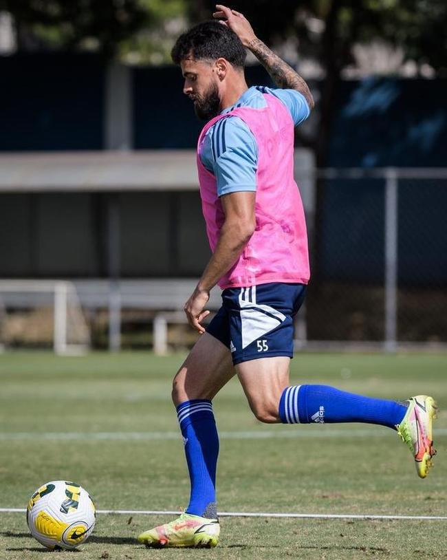 Fotos do treino do Cruzeiro neste domingo, na Toca da Raposa II. As novidades foram as presenas do atacante Rafa Silva, recuperado de incmodo no p direito, e dos recm-contratados Luis Felipe (zagueiro, ex-PSV da Holanda) e Bruno Rodrigues (atacante, ex-Famalico de Portugal)