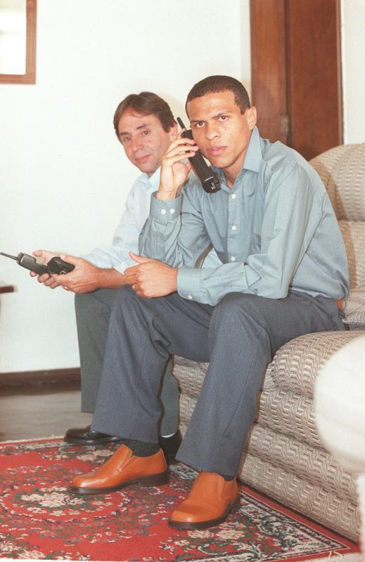 Herói do título da Copa do Brasil de 2000 com gol de falta aos 44 minutos do segundo tempo, Geovanni foi vendido ao Barcelona por US$ 18 milhões, que correspondiam a R$ 43 milhões em junho de 2001. Corrigida pelo Índice Nacional de Preços ao Consumidor Amplo (IPCA), a quantia em outubro de 2020 seria de R$ 135,6 milhões (US$ 24,8 milhões). Na Espanha, o meia-atacante foi considerado um fiasco. Logo, acabou emprestado ao Benfica, de Portugal, que adquiriu o seu passe em definitivo em julho de 2003. Após três anos em Lisboa e 23 gols em 131 jogos, voltou ao Cruzeiro relativamente jovem (tinha 26 anos), mas sem demonstrar o futebol ágil e de velocidade de sua primeira passagem. O jogador acabou liberado para o futebol inglês. No Manchester City, em 2007/2008, foi discreto. No Hull City, em 2008/2009 e 2009/2010, emplacou grandes atuações na Premiere League e ganhou o carinho da torcida. Em 2013, quando estava no Bragantino, o atleta decidiu encerrar a carreira, aos 33 anos. Pela Raposa, Geovanni acumulou 47 gols em 184 jogos.