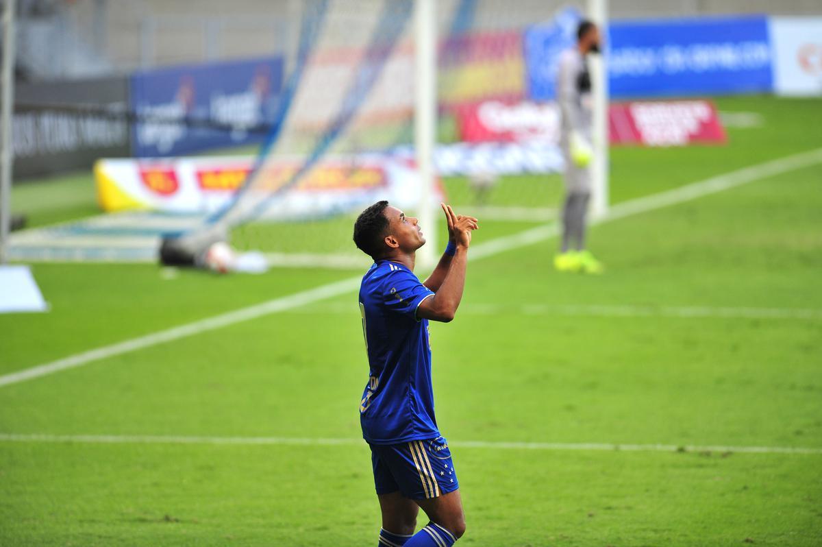 Airton marcou o gol do Cruzeiro no clssico contra o Atltico, depois de grande jogada pela esquerda