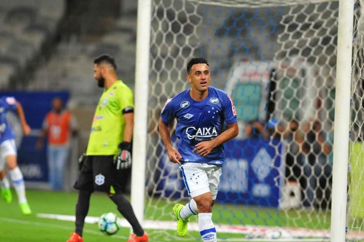 Imagens do jogo entre Cruzeiro e So Fransciso-PA, pela Copa do Brasil, no Mineiro