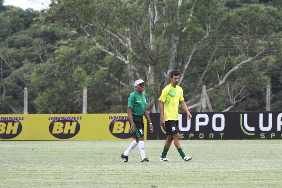 O elenco do Amrica se reapresentou para a temporada 2015 na tarde desta segunda-feira, no CT Lanna Drumond. Depois de reunio com integrantes do conselho de administrao, os jogadores foram para um campo secundrio, onde realizaram o primeiro trabalho com bola. O gramado principal passa por reformas.