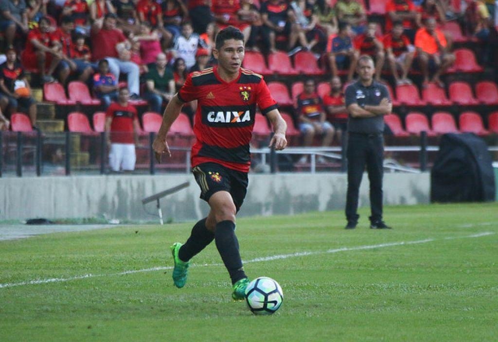 Osvaldo - embora a negociao no tenha caminhado, o atacante foi bem avaliado pela diretoria do Amrica e conversou diretamente com o tcnico Enderson Moreira. Osvaldo gostou do que ouviu e deixou o acerto financeiro a cargo de seu empresrio, Adauto Nazaro. As partes ainda no chegaram a um acordo. Em sua melhor fase na carreira, o velocista chegou a ser convocado para a Seleo Brasileira,  poca comandada por Luiz Felipe Scolari. Em 2017, Osvaldo jogou o Campeonato Brasileiro pelo Sport. Tambm atuou por Fluminense, So Paulo, Cear, Fortaleza e outros clubes.