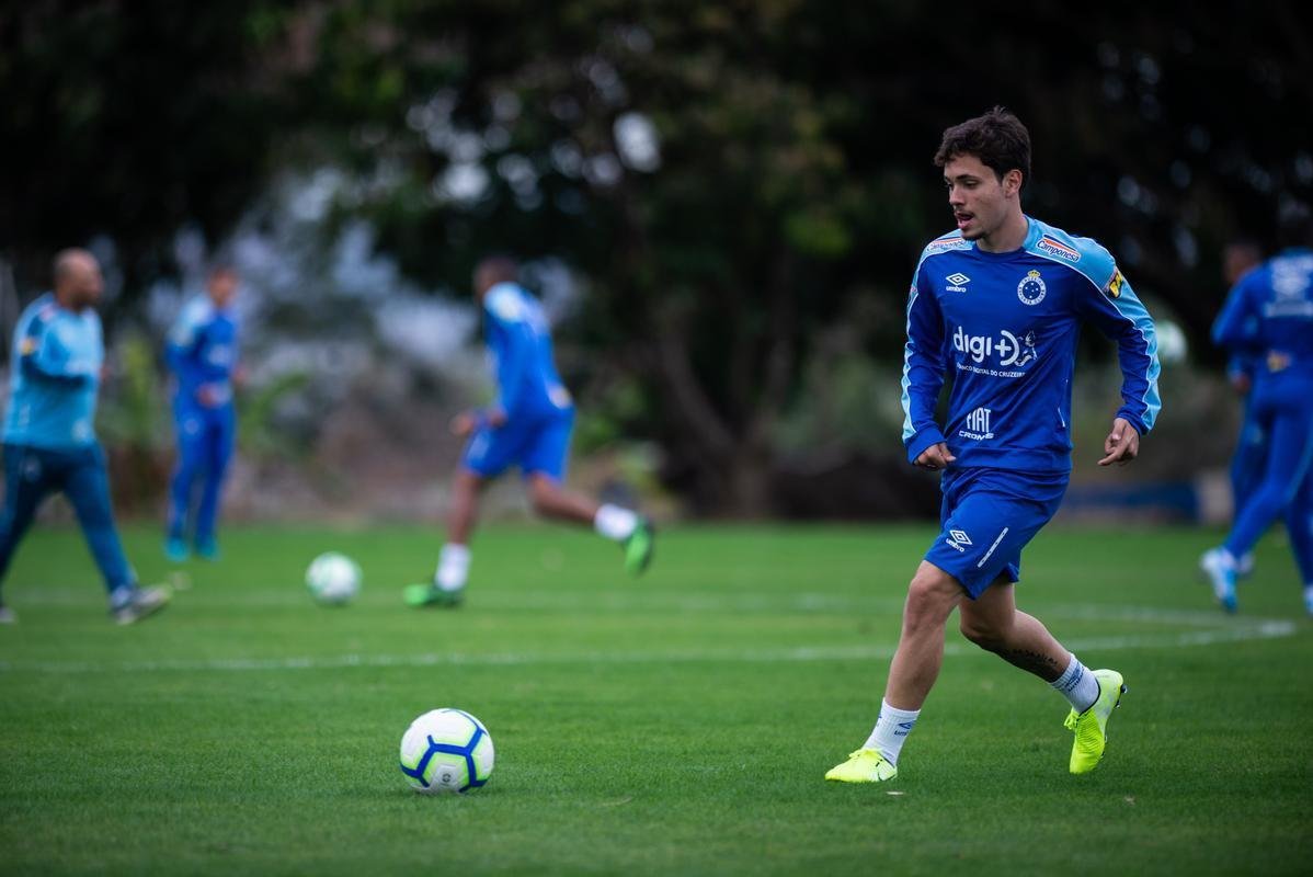 Fotos do treino do Cruzeiro na Toca da Raposa II. Time enfrenta o Internacional, nesta quarta-feira, s 21h30, no Mineiro, pela semifinal da Copa do Brasil. Mano Menezes pode apresentar novidades na escalao diante dos gachos.