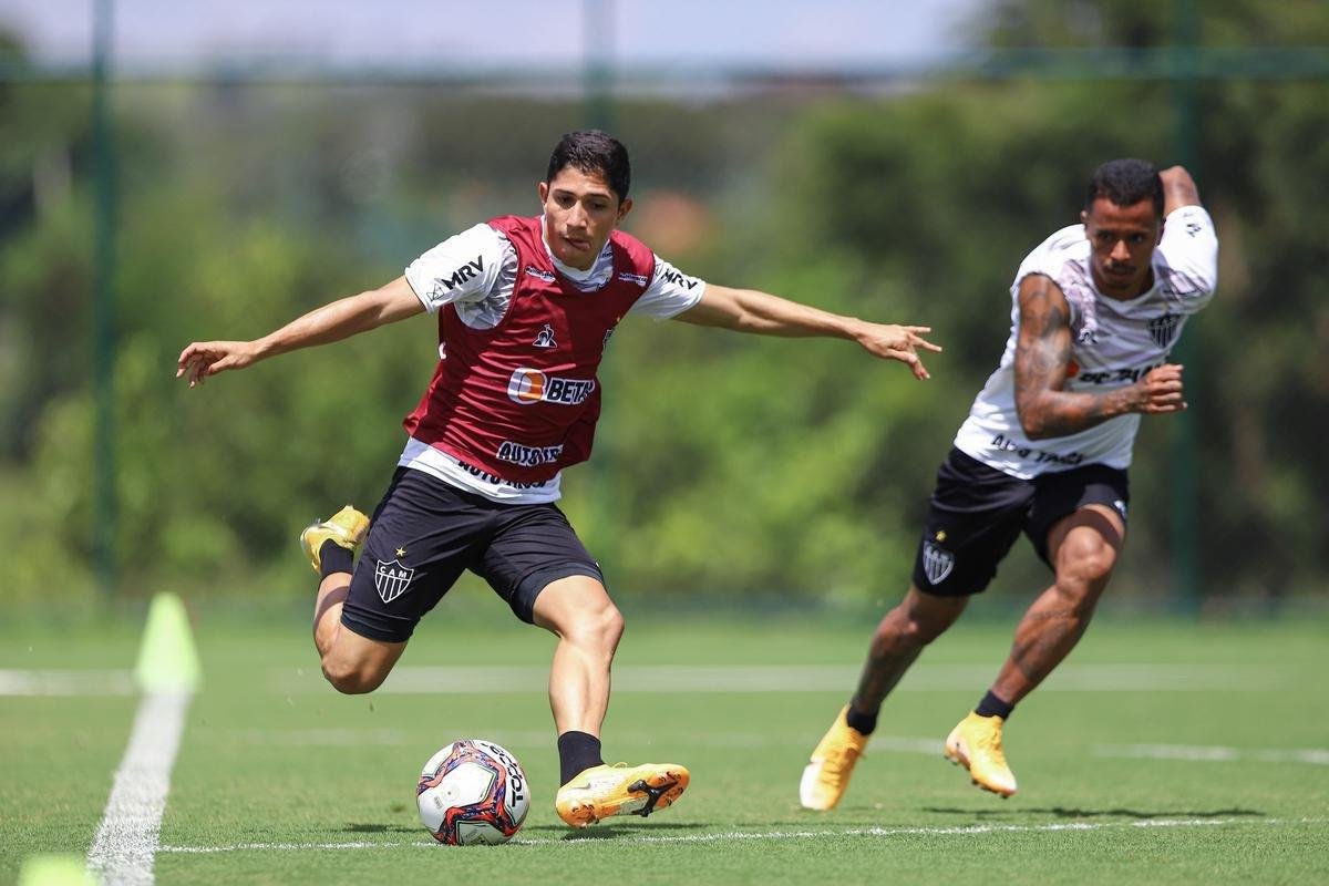 Treino do Atlético em campo. Jogadores fizeram atividade pela manhã no gramado. No período da tarde, trabalho foi na academia