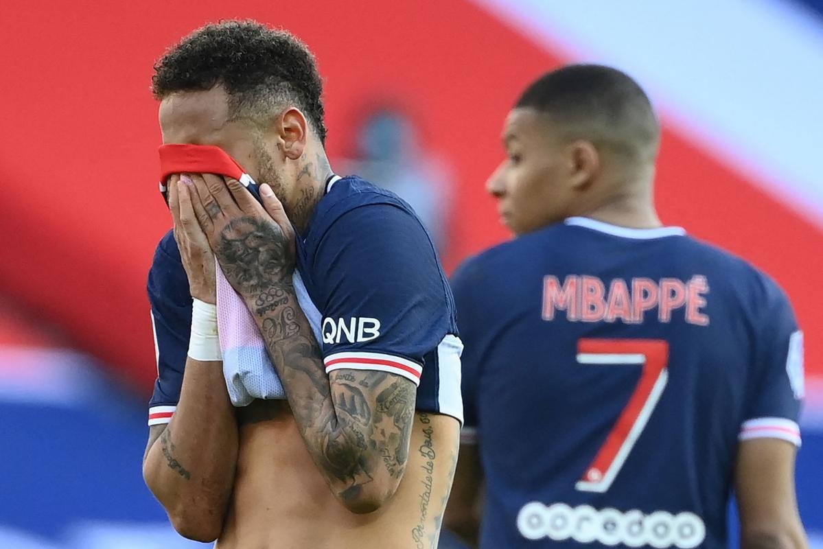 Neymar levou carto vermelho no final da derrota do PSG para o Lille, por 1 a 0, em Paris, ao dar um tranco no adversrio numa disputa de bola na lateral do campo. rbitro entendeu que ele usou fora desproporcional. O brasileiro j tinha carto amarelo e acabou sendo expulso.