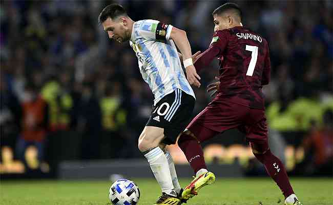 Messi recebe a marcao de Savarino: atacante do Galo entrou no segundo tempo