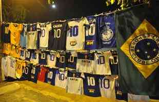 Torcida do Cruzeiro encarou frio e crise de abastecimento para apoiar o time contra o Palmeiras, no Mineiro