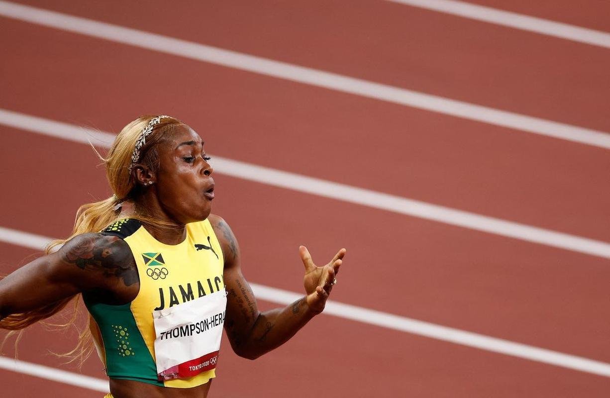 Fotos espetaculares da vitria da jamaicana Elaine Thompson-Herah nos 100m rasos dos Jogos Olmpicos de Tquio com o tempo de 10s61. A velocista quebrou o recorde olmpico e comandou o pdio jamaicano ao lado de Ann Fraser-Pryce, prata, e Shericka Jackson, bronze.