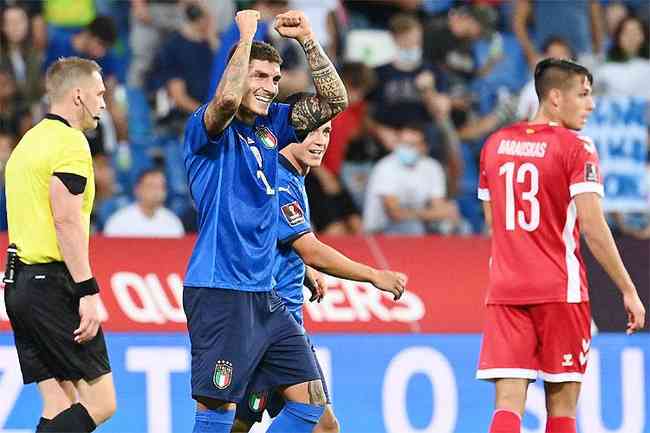 Lateral Di Lorenzo festeja o quinto gol da vitria italiana sobre os lituanos