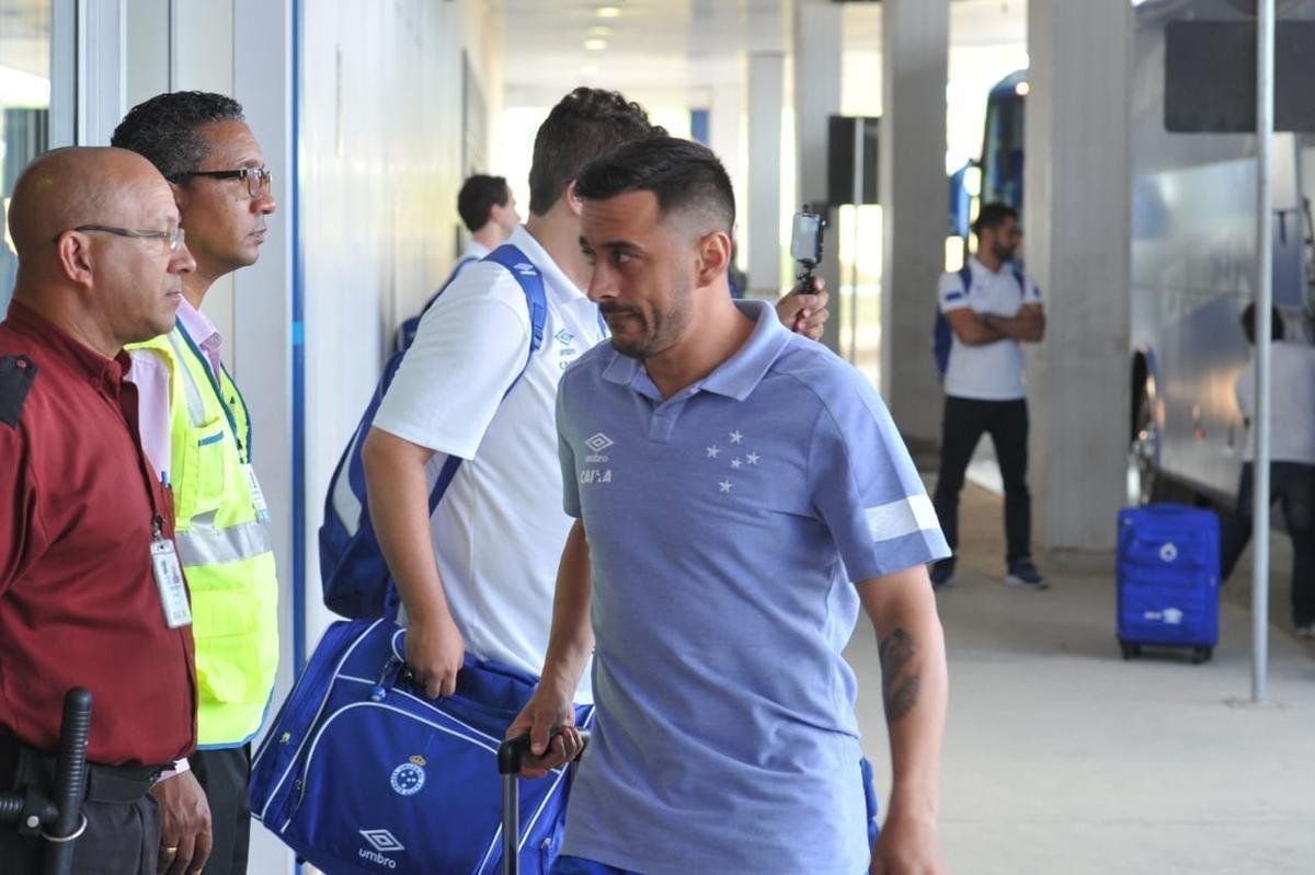 Jogadores do Cruzeiro embarcaram no Aeroporto de Confins, na tarde desta tera-feira, para duelo decisivo contra o Corinthians, em So Paulo, pela final da Copa do Brasil