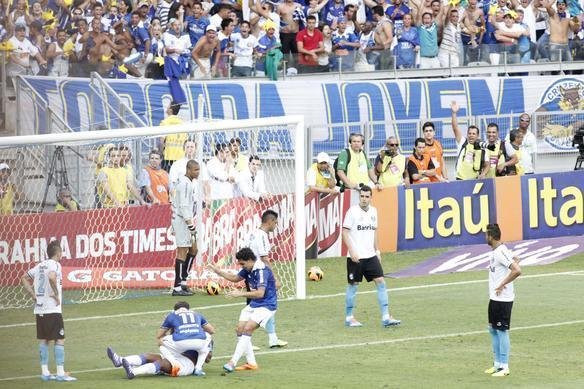 Partida vlida pela 33 rodada do Brasileiro, no Mineiro  