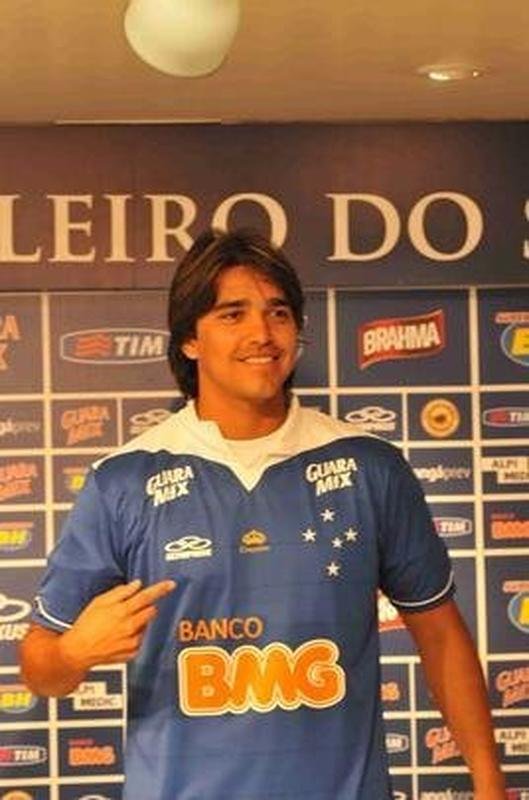 Imagens da apresentao do atacante Marcelo Moreno na Toca da Raposa II