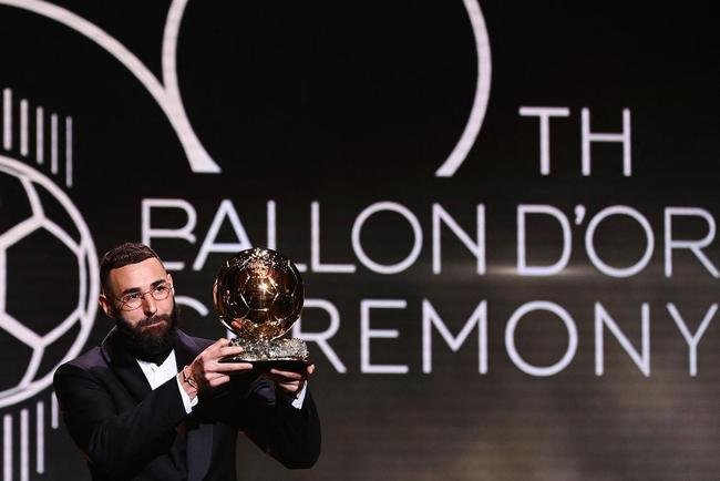 Karim Benzema recebe prmio Bola de Ouro, da Revista France Football, como melhor do mundo na temporada 2021/22. 