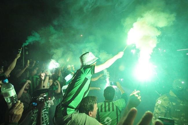 Fotos da torcida do Amrica nos arredores do Independncia, em Belo Horizonte, antes da bola rolar para o jogo contra o So Paulo, nesta quinta-feira (18). Partida valida pela volta das quartas de final da Copa do Brasil. 