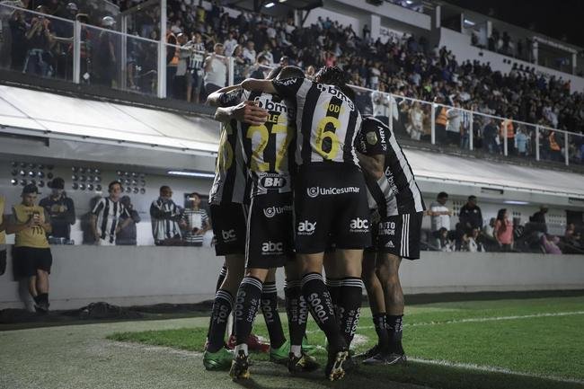 Fotos do jogo entre Santos e Atltico na Vila Belmiro, em Santos, pela 30 rodada do Campeonato Brasileiro