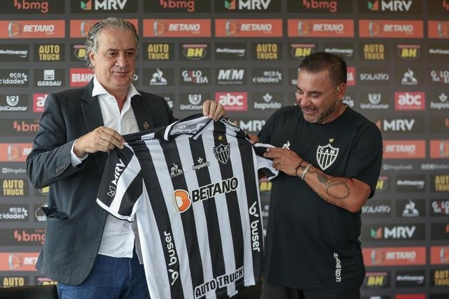 O tcnico argentino 'El Turco' Mohamed foi apresentado pelo Atltico nesta tera-feira (25/01) ao lado do presidente do clube, Srgio Coelho.